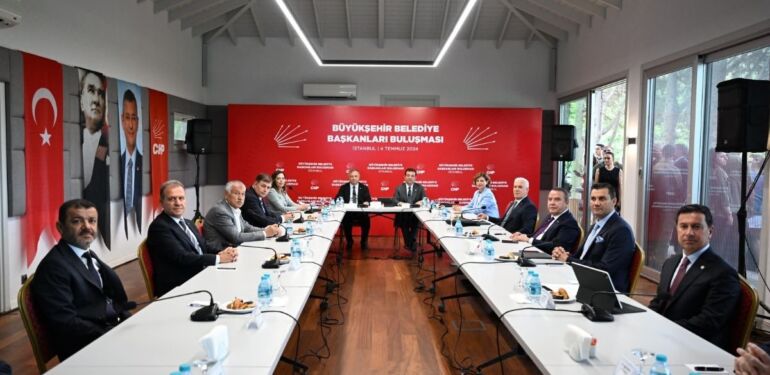 CHP'li Büyükşehir Belediye Başkanları İstanbul'da bir araya geldi