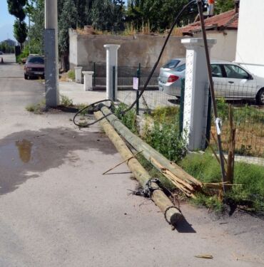 Çalışma yaptığı direk devrildi Altında kalan işçi ağır yaralandı