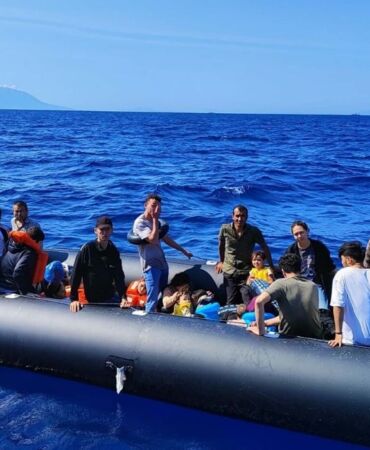 Çeşme'de 94 kaçak göçmen kurtarıldı
