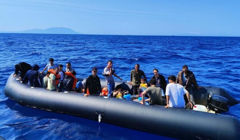 Çeşme’de 94 kaçak göçmen kurtarıldı