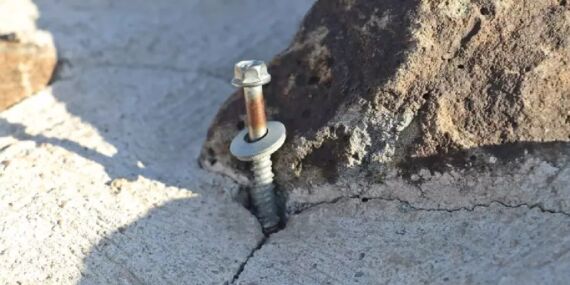 Diyarbakır’da UNESCO listesindeki tarihi surlara afiş ve pankart asmak için çiviler çakıldı