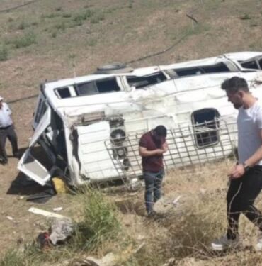 Diyarbakır'da yolcu minibüsü ile kamyonet çarpıştı