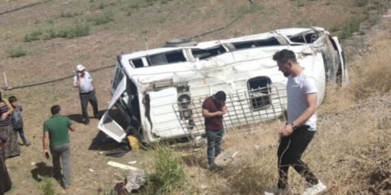 Diyarbakır’da yolcu minibüsü ile kamyonet çarpıştı