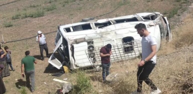 Diyarbakır’da yolcu minibüsü ile kamyonet çarpıştı
