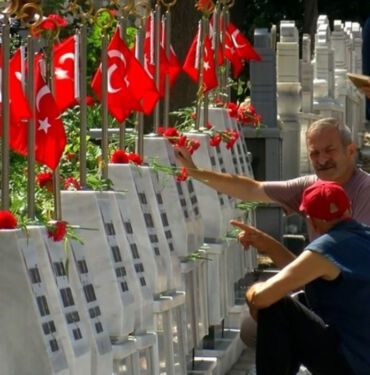 Edirnekapı'daki 15 Temmuz Şehitliği'nde ziyaretçi yoğunluğu