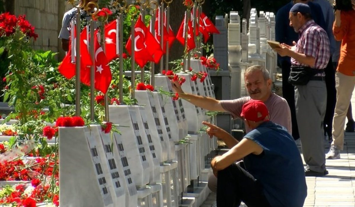 Edirnekapı'daki 15 Temmuz Şehitliği'nde ziyaretçi yoğunluğu