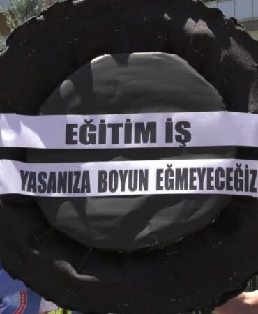 Eğitim-İş'ten MEB'e siyah çelenk 'Yasanıza boyun eğmeyeceğiz'