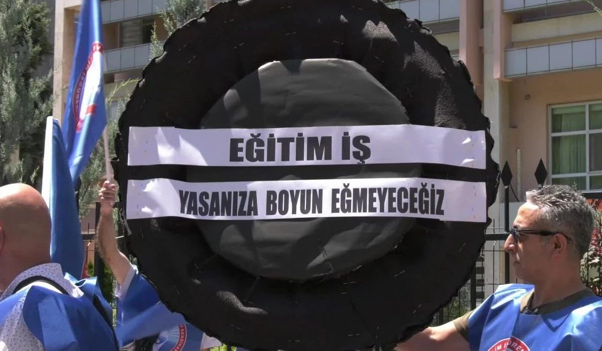 Eğitim-İş'ten MEB'e siyah çelenk 'Yasanıza boyun eğmeyeceğiz'