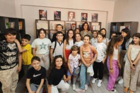 Emekli olan öğretmenlerinin adına köy okuluna kütüphane kurdular