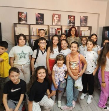 Emekli olan öğretmenlerinin adına köy okuluna kütüphane kurdular