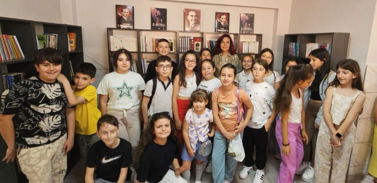 Emekli olan öğretmenlerinin adına köy okuluna kütüphane kurdular
