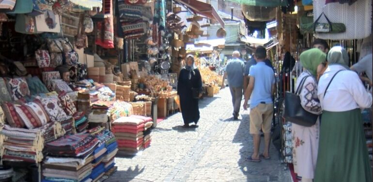Eminönü’ndeki sarkan elektrik kablolarına esnaftan tepki: Aklıma direkt İzmir geldi