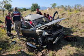 Erzincan’da devrilen araçta sıkışan 4 kişi kurtarıldı