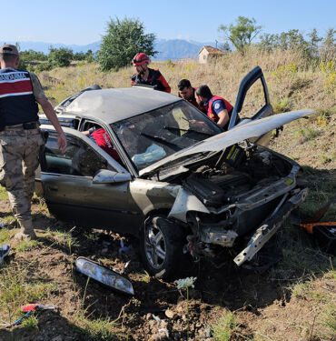 Erzincan’da devrilen araçta sıkışan 4 kişi kurtarıldı