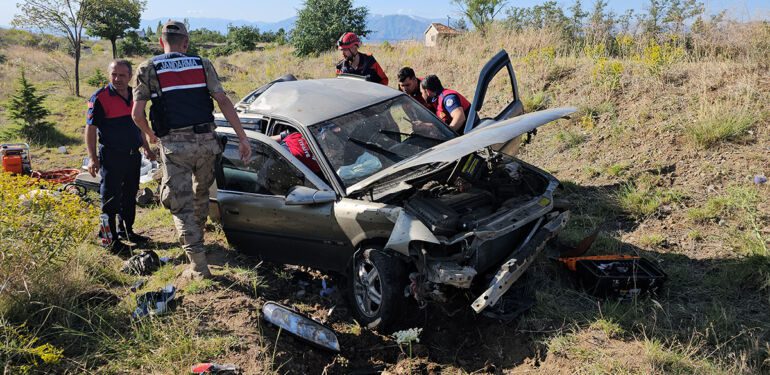 Erzincan’da devrilen araçta sıkışan 4 kişi kurtarıldı