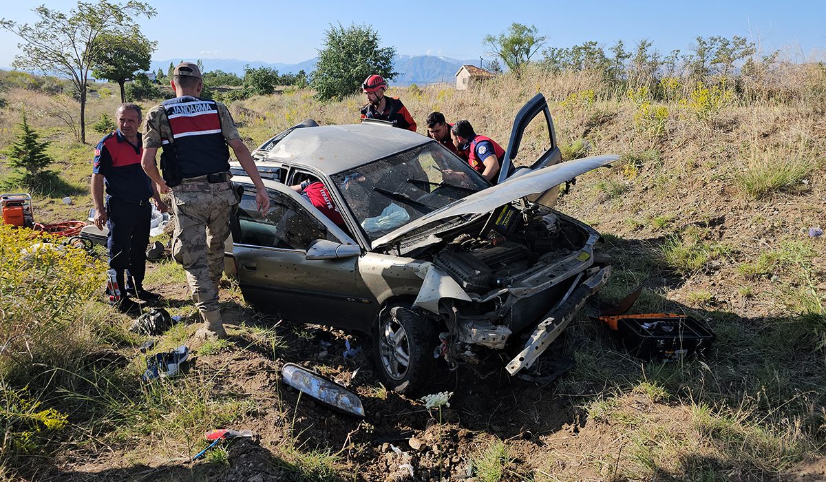 Erzincan’da devrilen araçta sıkışan 4 kişi kurtarıldı