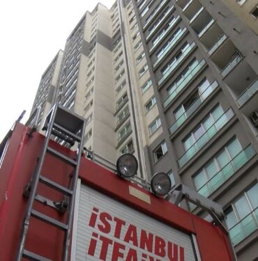 Esenyurt'ta 23 katlı binada yangın paniği