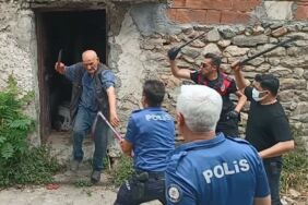 Evini temizlemek isteyenlere direndi_ Polisi de bıçakladı