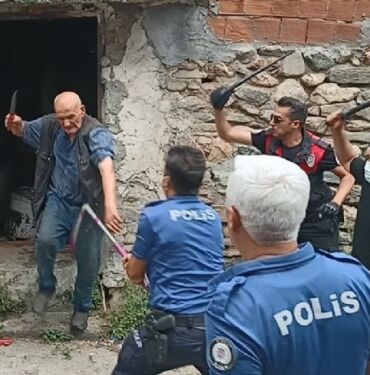 Evini temizlemek isteyenlere direndi_ Polisi de bıçakladı