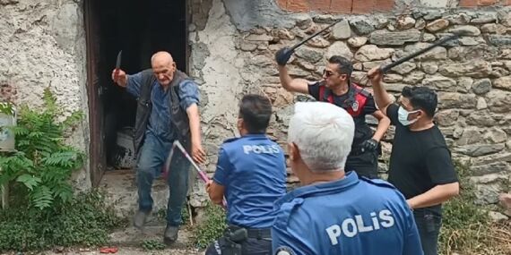 Evini temizlemek isteyenlere direndi: Polisi de bıçakladı
