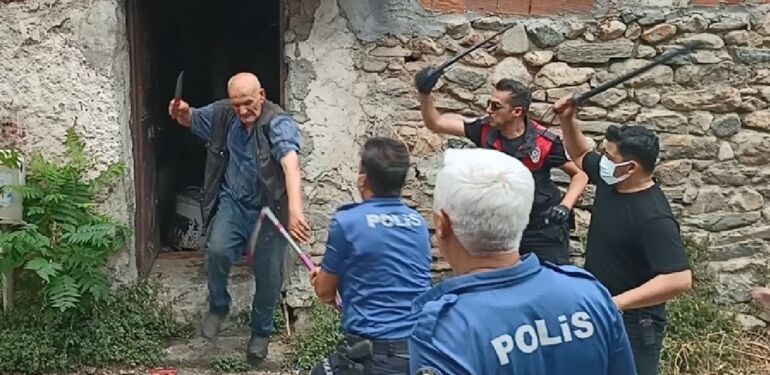 Evini temizlemek isteyenlere direndi_ Polisi de bıçakladı