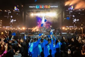 Fatma Turgut, konserine gelen mezun üniversite öğrencilerine kep attırdı