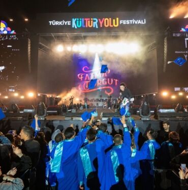 Fatma Turgut, konserine gelen mezun üniversite öğrencilerine kep attırdı