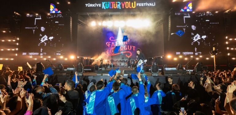 Fatma Turgut, konserine gelen mezun üniversite öğrencilerine kep attırdı