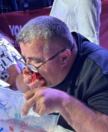 Ferhadanlı Karpuz Şenliği’nde 2 kilo karpuzu yemek için mücadele ettiler