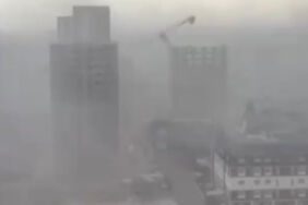 Fırtına ve sağanak kenti vurdu! Çatılar, reklam panoları uçtu...