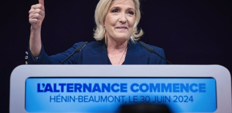 Fransa’da 200’den fazla aday, Le Pen’e engel olmak için adaylıktan çekildi