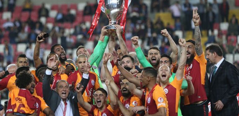 Galatasaray A Takım'ı oyuncuları sağlık kontrolünden geçti (2)