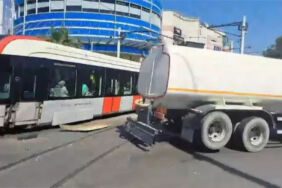 Güngören'de otomobil tramvaya çarptı