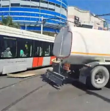 Güngören'de otomobil tramvaya çarptı