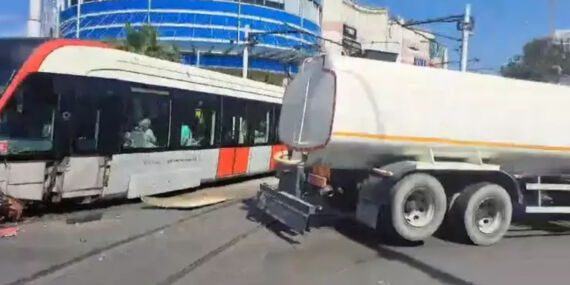 Güngören’de otomobil tramvaya çarptı
