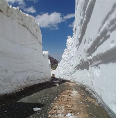 Hakkari'de yollar karla kaplandı!