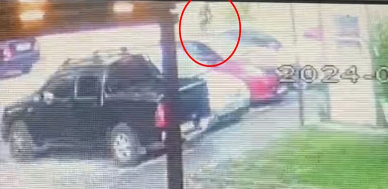 Husumetlisi bıçaklayıp, boğazını kesti Koşarak ulaşmaya çalıştığı hastanede öldü