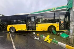 İETT otobüsü 3 araca çarpıp akaryakıt istasyonuna daldı 1'i ağır 3 yaralı