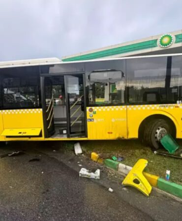 İETT otobüsü 3 araca çarpıp akaryakıt istasyonuna daldı 1'i ağır 3 yaralı