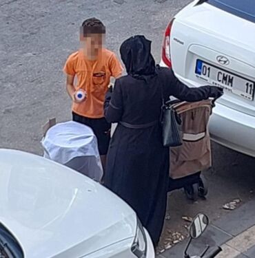 Işıklarda 10 yaşındaki oğluna su sattıran anneye gözaltı