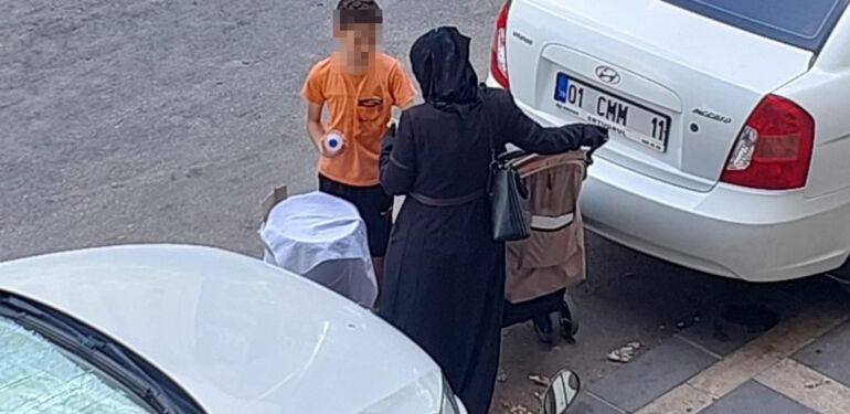 Işıklarda 10 yaşındaki oğluna su sattıran anneye gözaltı
