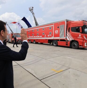 İstanbul İtfaiyesi yeni araçlarını tanıttı