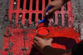 İzmir'de 2 kişinin elektrik akımından ölmesine tepki_ Mazgallar kırmızıya boyandı