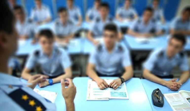 İzmir'de eski askeri okul öğrencilerine operasyon!