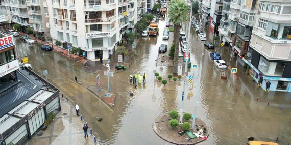 ‘İzmir’de olası bir depremde deniz kentin içine girecek’