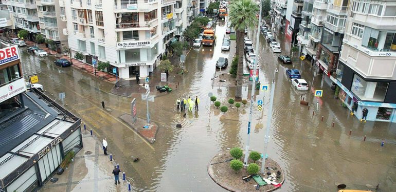 ‘İzmir’de olası bir depremde deniz kentin içine girecek’
