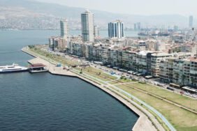 İzmir'de sıcaktan cadde ve sokaklar boş kaldı!