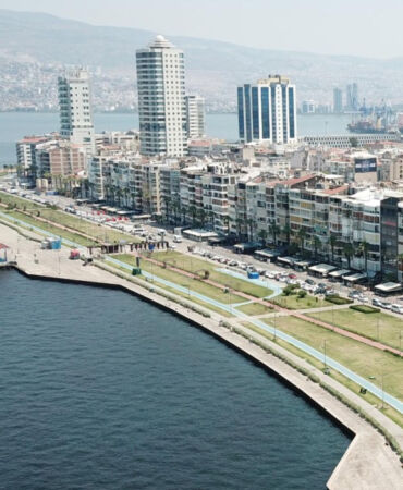 İzmir'de sıcaktan cadde ve sokaklar boş kaldı!