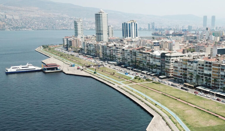 İzmir'de sıcaktan cadde ve sokaklar boş kaldı!