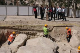 Karayolunun altından nekropol çıktı